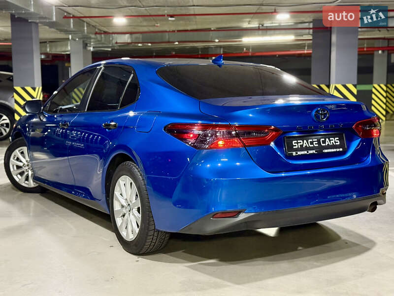 Седан Toyota Camry 2019 в Киеве