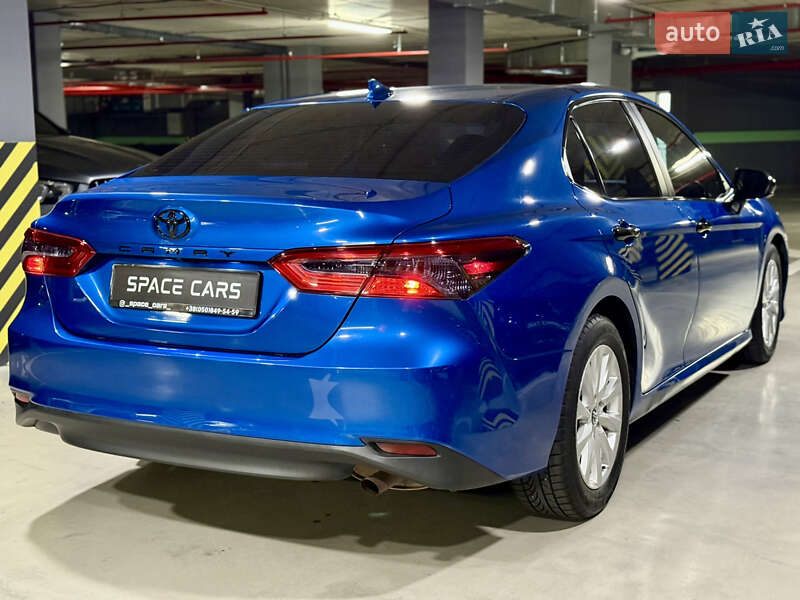 Седан Toyota Camry 2019 в Киеве