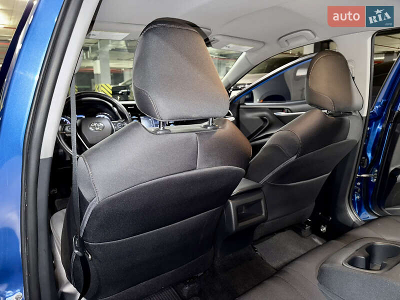 Седан Toyota Camry 2019 в Киеве