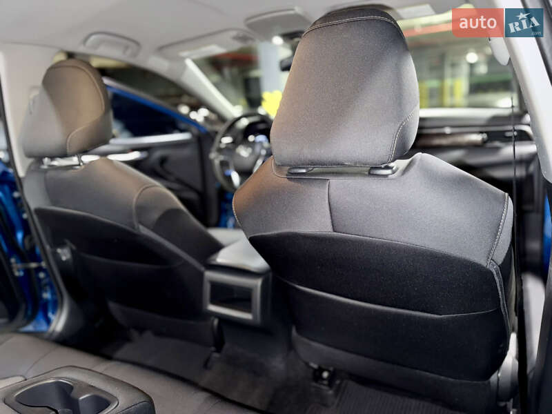 Седан Toyota Camry 2019 в Киеве