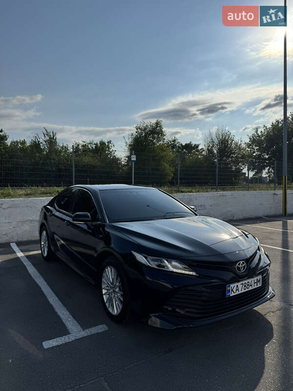 Седан Toyota Camry 2018 в Днепре