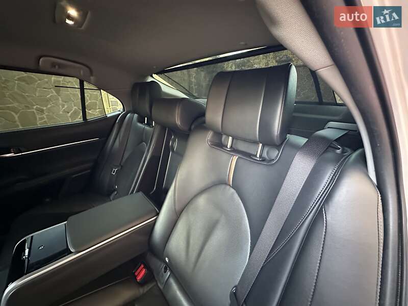 Седан Toyota Camry 2017 в Львові