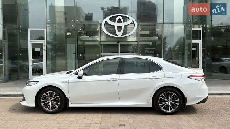 Седан Toyota Camry 2019 в Києві