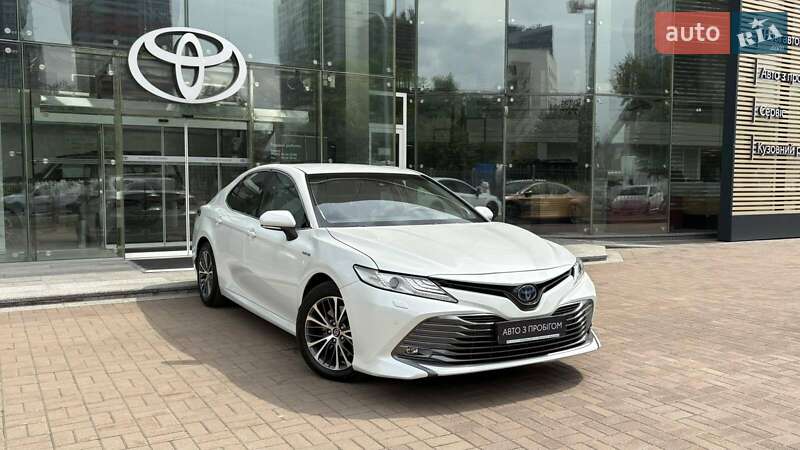 Седан Toyota Camry 2019 в Києві