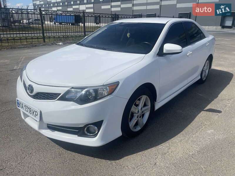Седан Toyota Camry 2014 в Києві