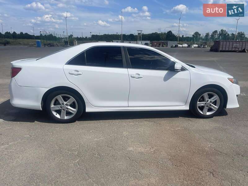 Седан Toyota Camry 2014 в Києві