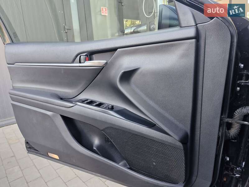 Седан Toyota Camry 2018 в Миргороде