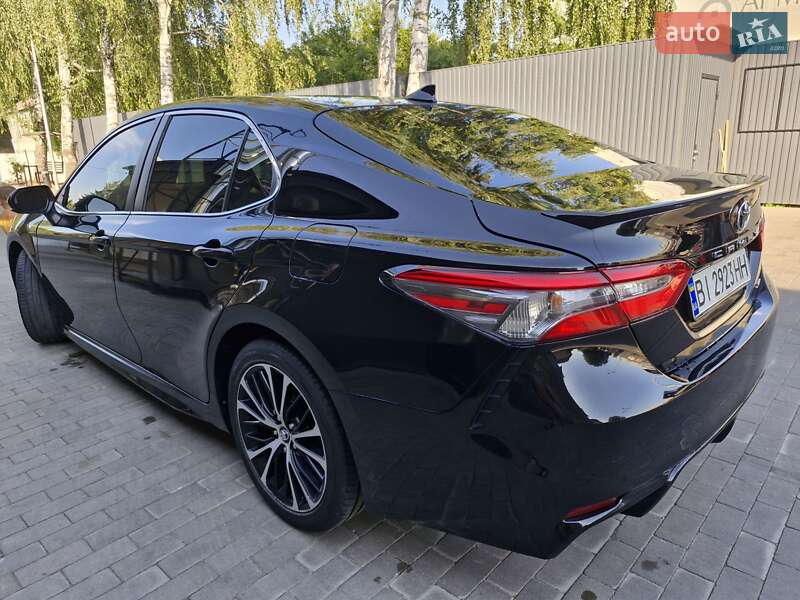 Седан Toyota Camry 2018 в Миргороде