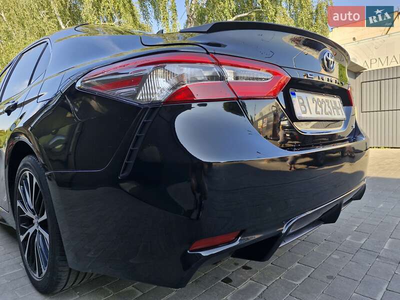 Седан Toyota Camry 2018 в Миргороде