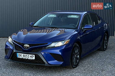 Седан Toyota Camry 2018 в Ужгороде