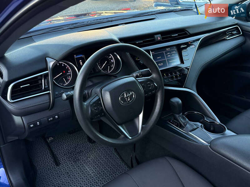 Седан Toyota Camry 2018 в Ужгороді