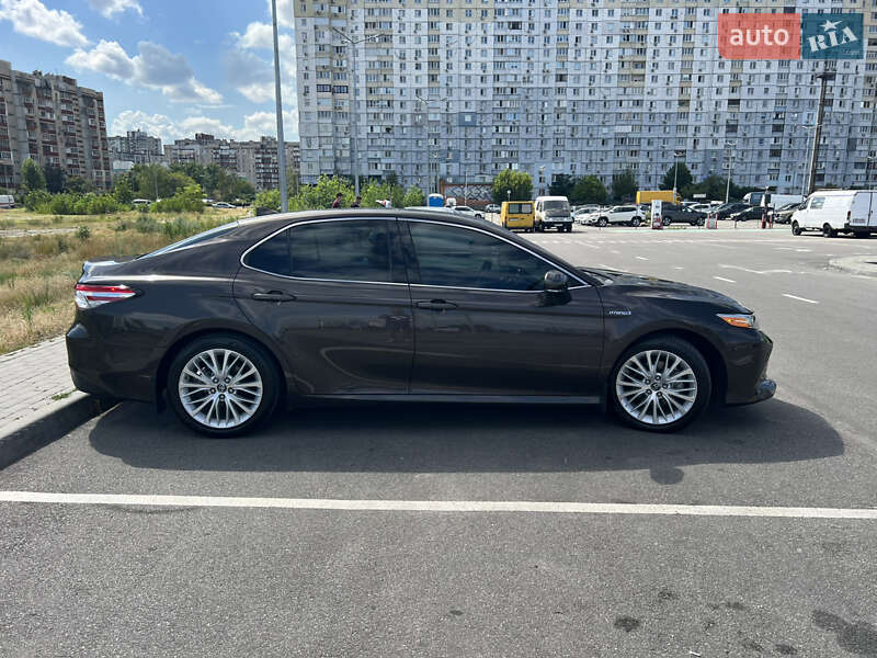 Седан Toyota Camry 2018 в Киеве