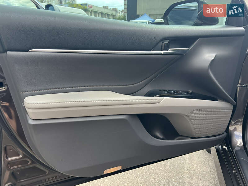 Седан Toyota Camry 2018 в Киеве
