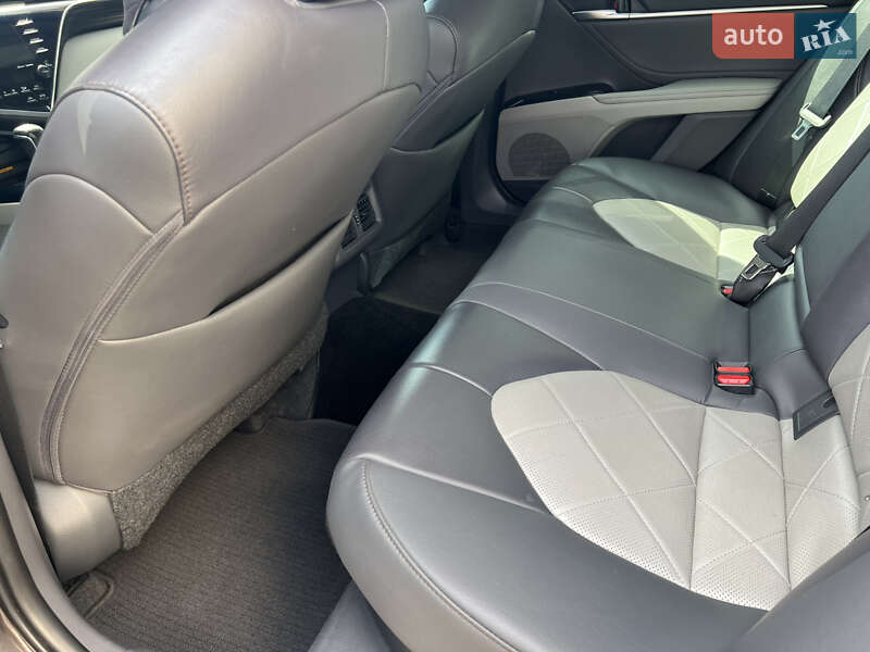 Седан Toyota Camry 2018 в Киеве