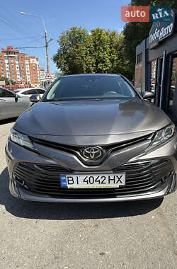 Седан Toyota Camry 2018 в Полтаве