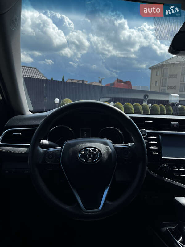 Седан Toyota Camry 2018 в Львові