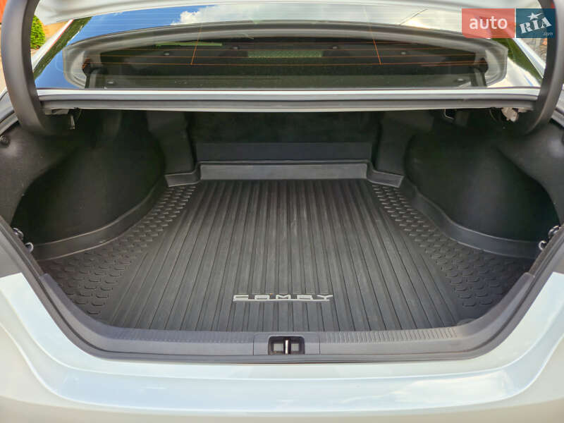 Седан Toyota Camry 2019 в Виннице