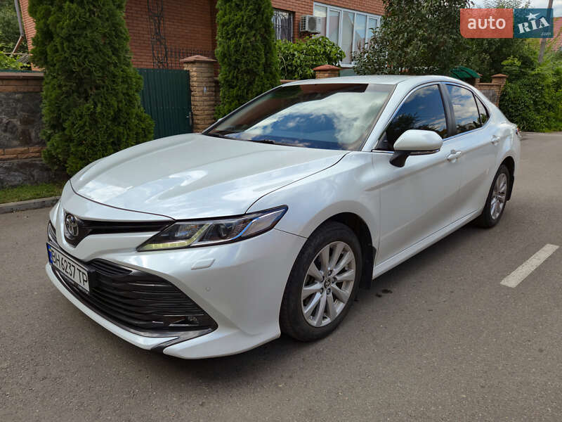 Седан Toyota Camry 2019 в Виннице