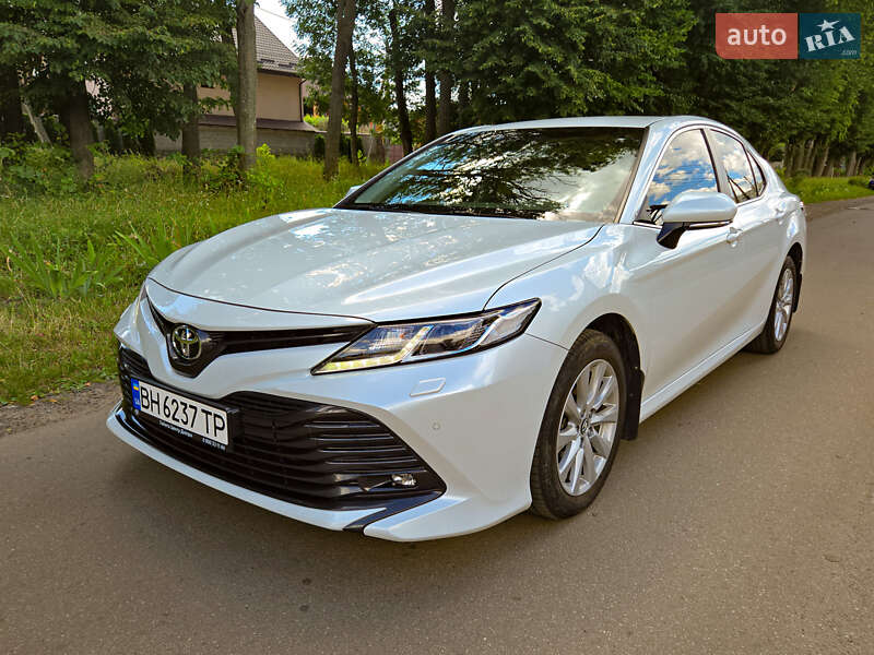 Седан Toyota Camry 2019 в Виннице