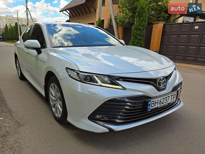 Седан Toyota Camry 2019 в Виннице