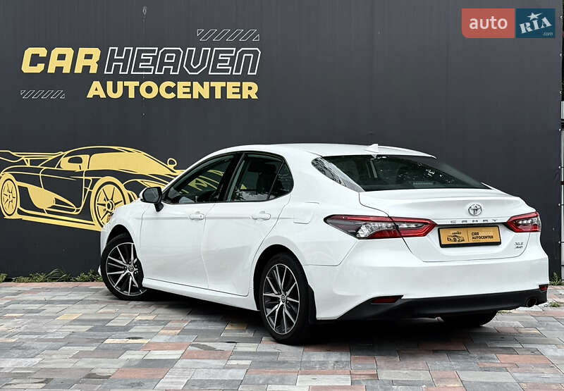 Седан Toyota Camry 2021 в Киеве