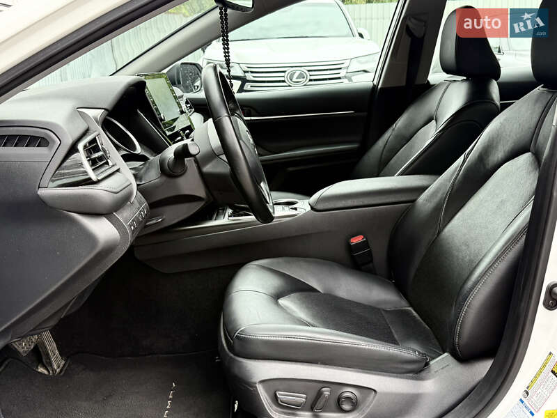Седан Toyota Camry 2021 в Киеве