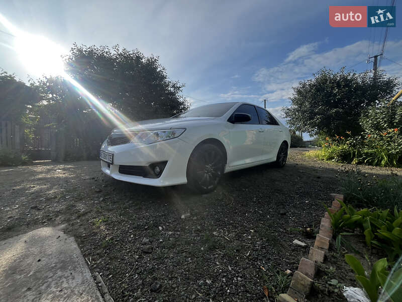 Седан Toyota Camry 2015 в Покрове