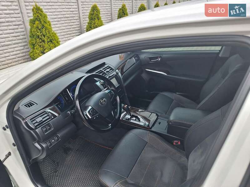 Седан Toyota Camry 2015 в Дніпрі