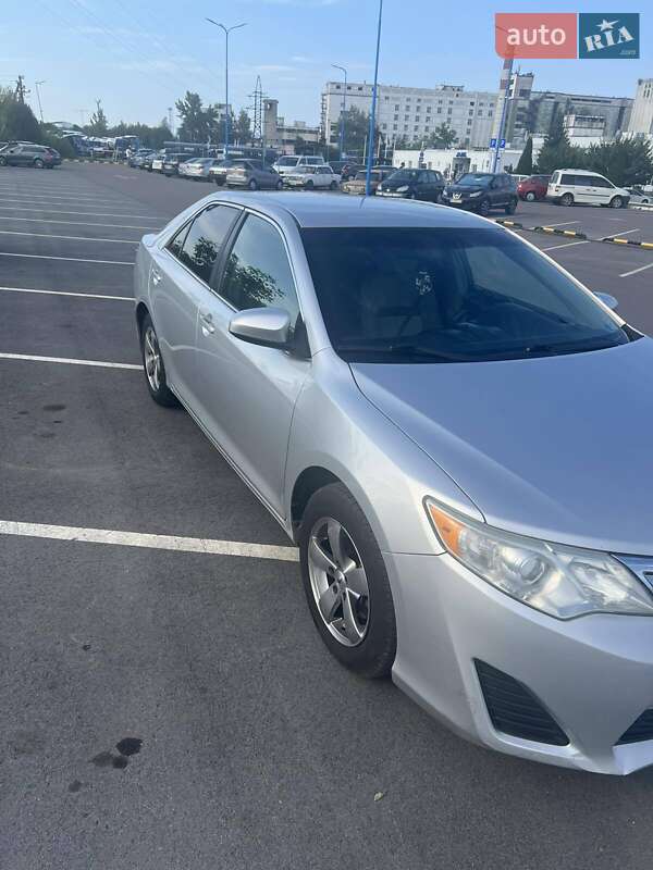 Седан Toyota Camry 2012 в Ужгороді