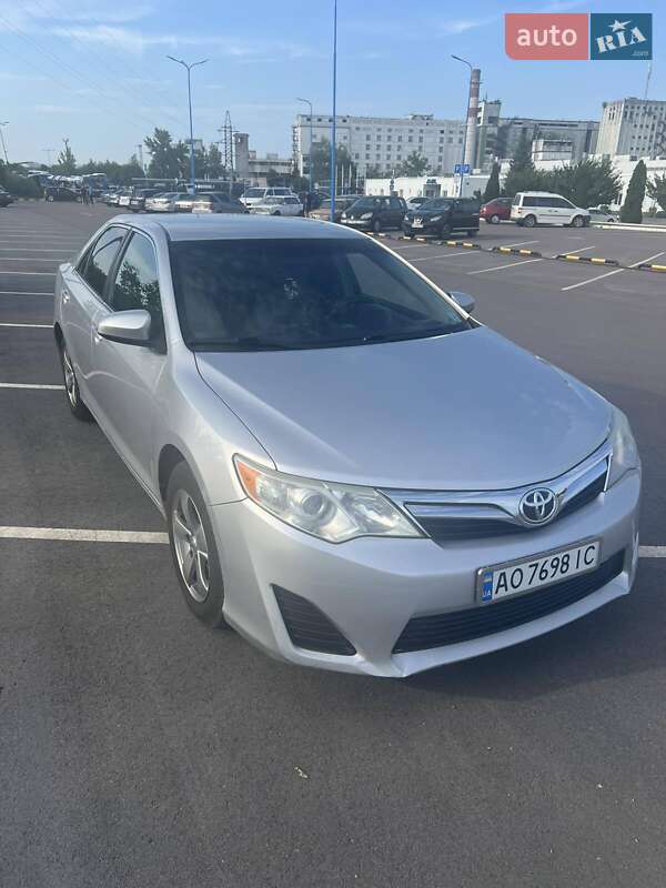 Седан Toyota Camry 2012 в Ужгороді