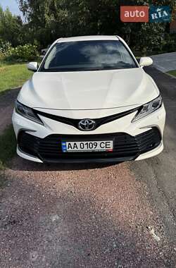 Седан Toyota Camry 2023 в Киеве