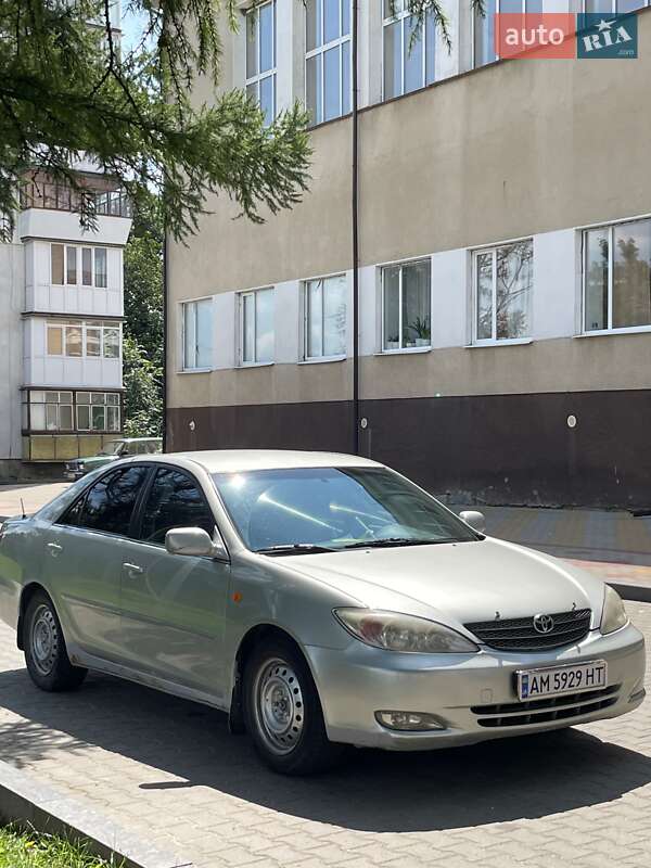 Седан Toyota Camry 2002 в Звягелі
