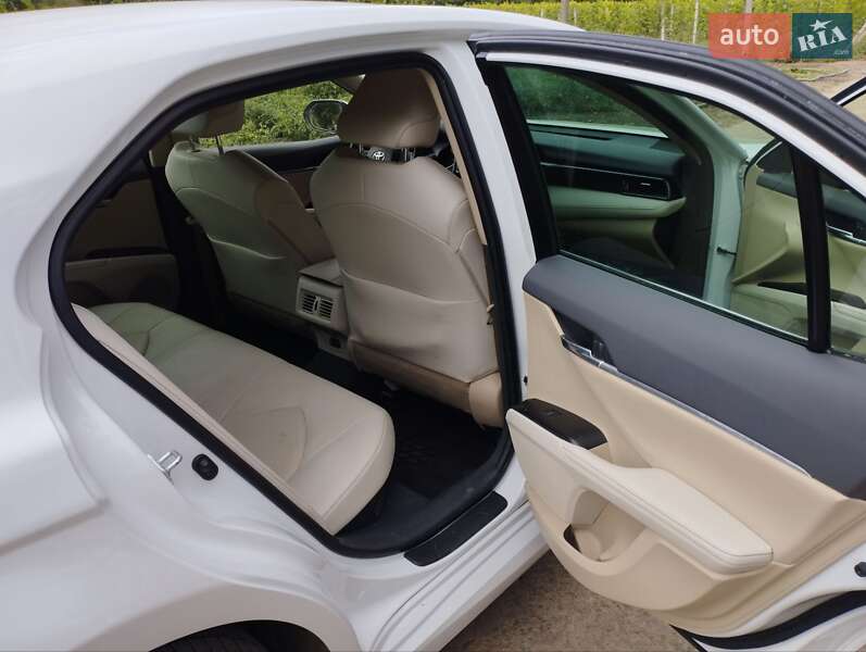 Седан Toyota Camry 2021 в Апостоловому