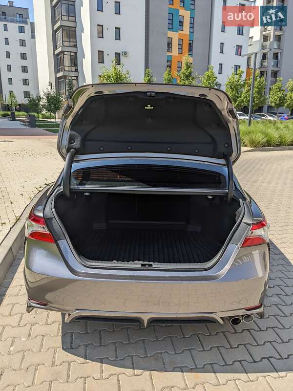 Седан Toyota Camry 2019 в Ивано-Франковске