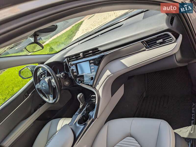 Седан Toyota Camry 2019 в Ивано-Франковске