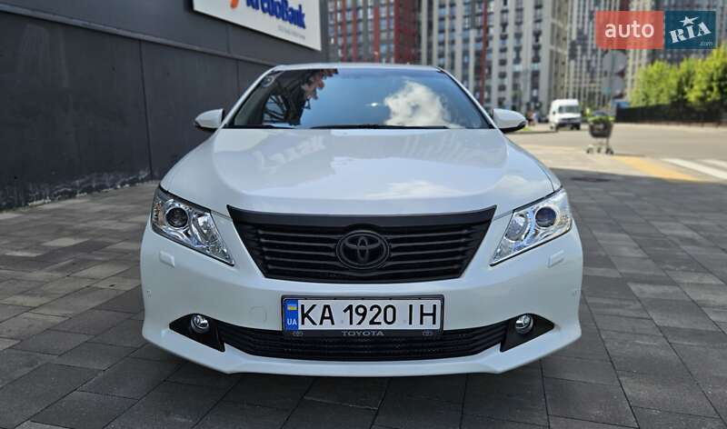 Седан Toyota Camry 2013 в Києві