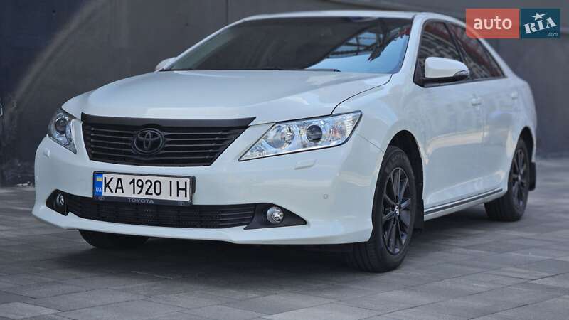 Седан Toyota Camry 2013 в Києві
