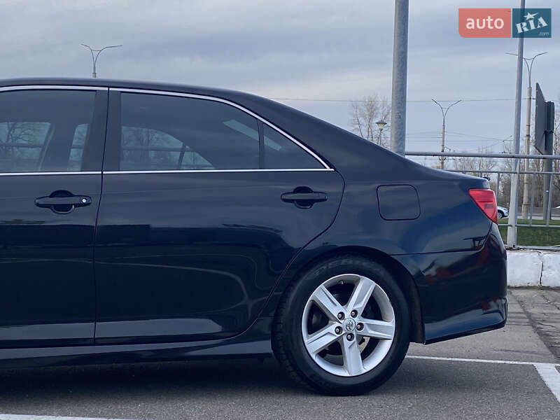 Седан Toyota Camry 2013 в Киеве