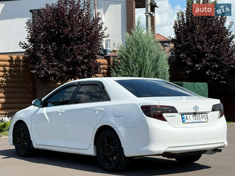 Седан Toyota Camry 2013 в Києві