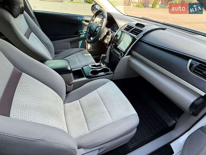 Седан Toyota Camry 2013 в Києві
