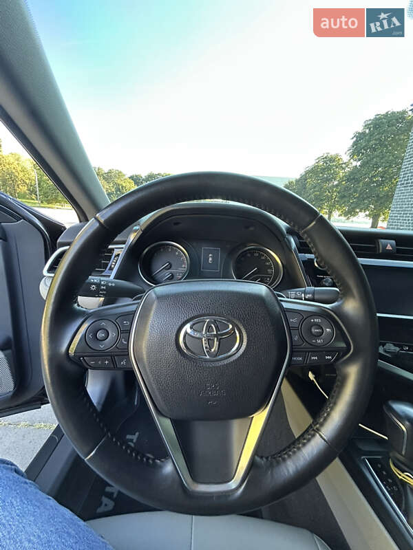 Седан Toyota Camry 2018 в Кременчуге