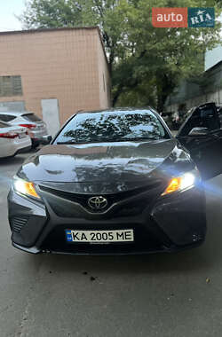 Седан Toyota Camry 2018 в Києві