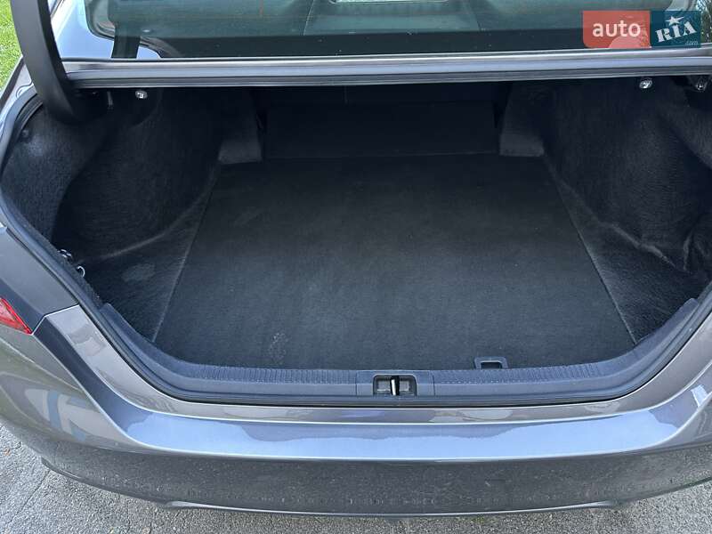 Седан Toyota Camry 2023 в Киеве