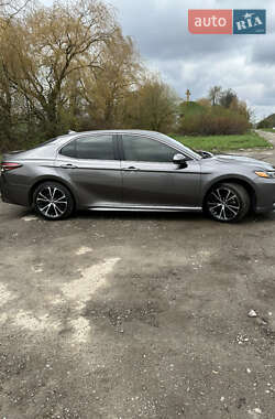 Седан Toyota Camry 2019 в Тернополе