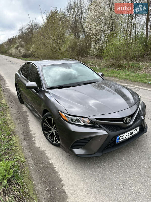 Седан Toyota Camry 2019 в Тернополе