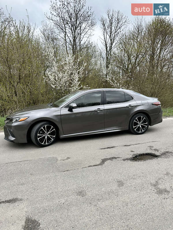 Седан Toyota Camry 2019 в Тернополе