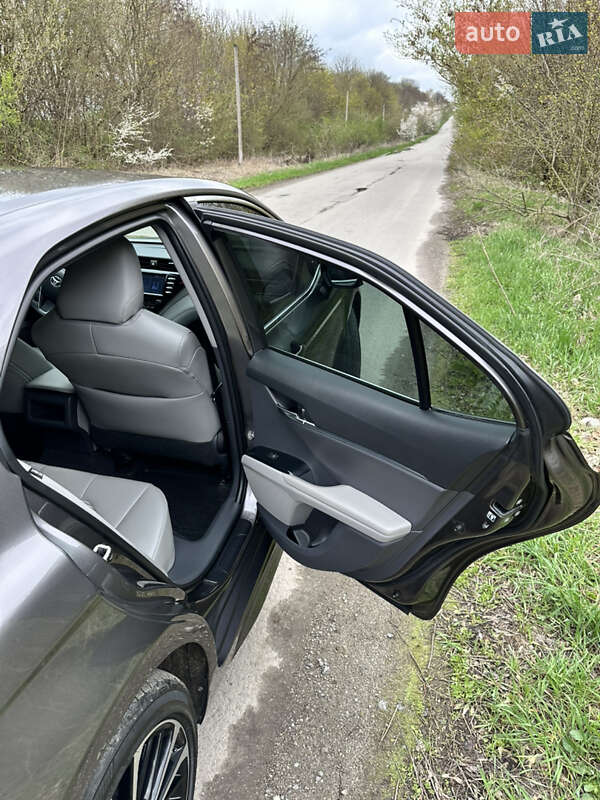 Седан Toyota Camry 2019 в Тернополе