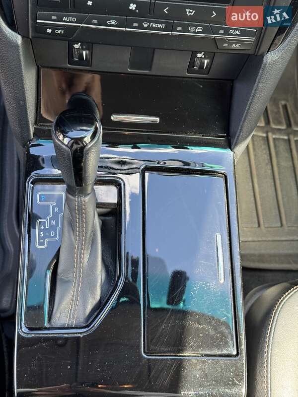 Седан Toyota Camry 2016 в Мостиській