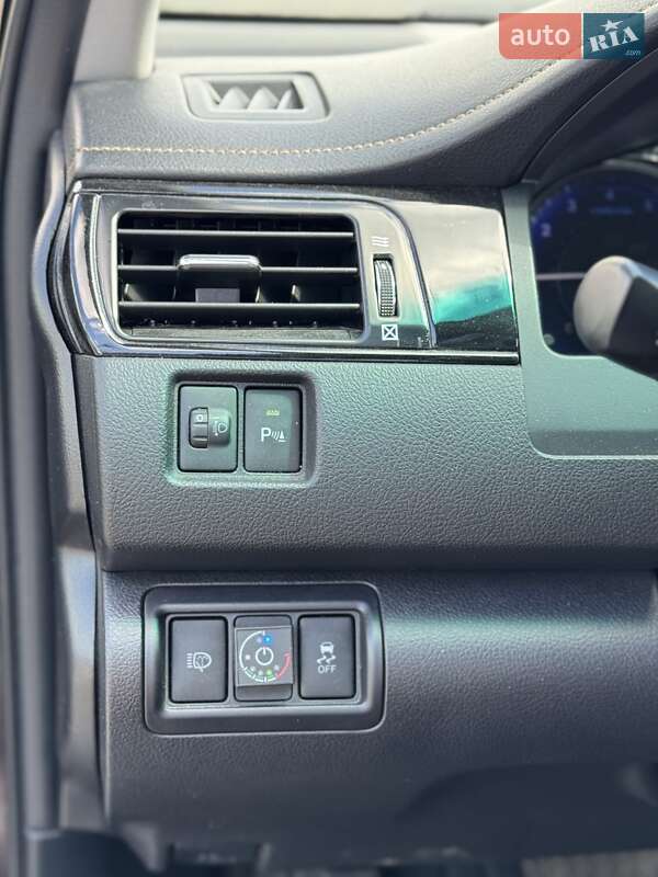 Седан Toyota Camry 2016 в Мостиській