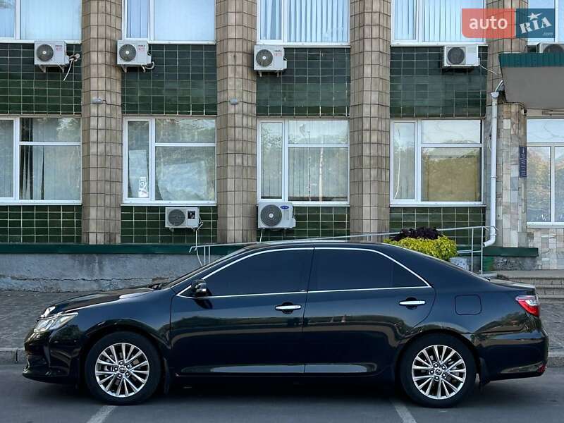 Седан Toyota Camry 2017 в Николаеве